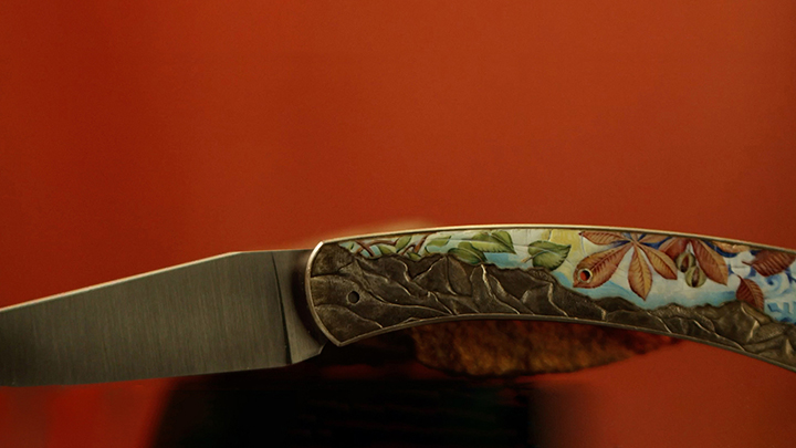 extrait photographique d'une video promotoinnelle du couteau pliable de luxe le CantonHalles, émaaille Grand Feu, micro-gravure